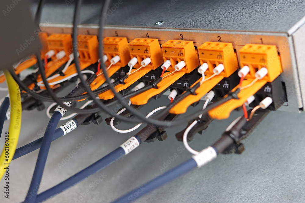 Connection of automation modules using electrical copper insulated mounting wires.