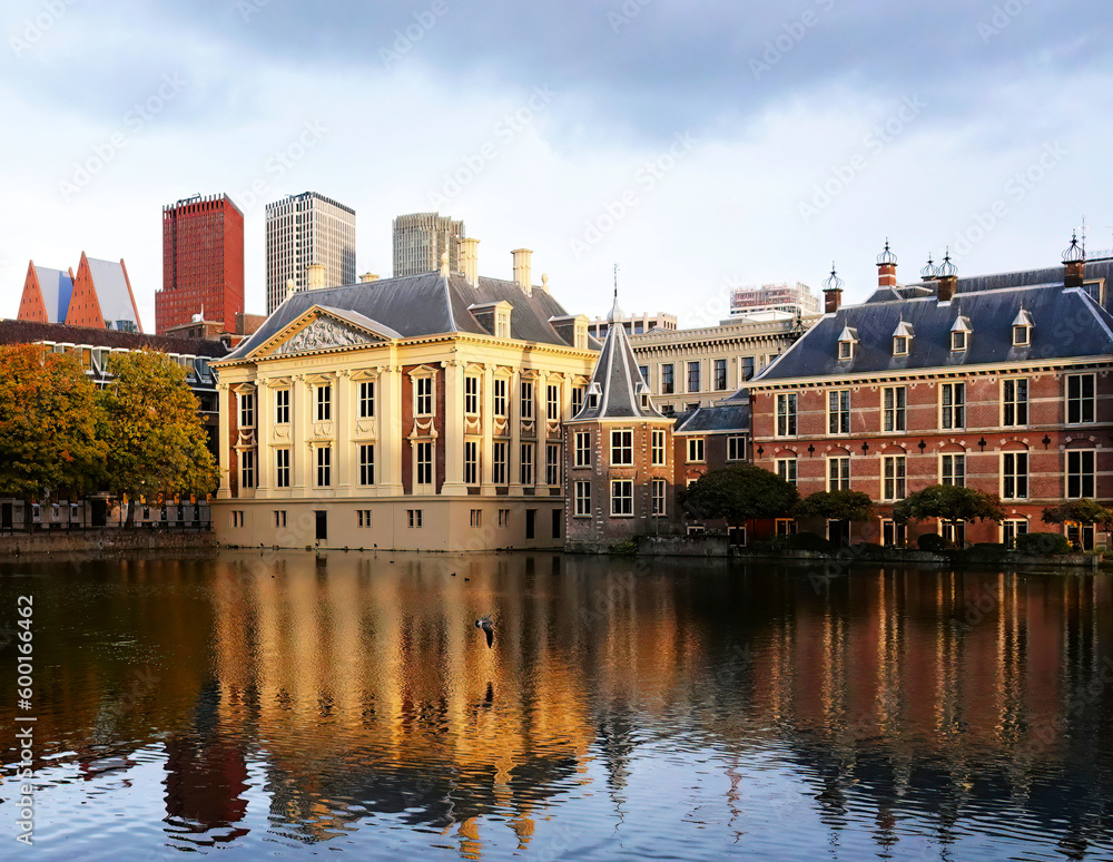 Obraz premium A view of the Dutch parliament building, the Binnenhof, and historic Mauritshuis in Den Haag, Netherlands. 
