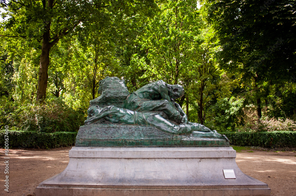 Fototapeta premium statue of two people