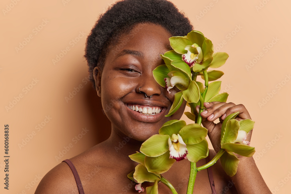 Fotografia do Stock: Close up shot of dark skinned chubby woman with ...