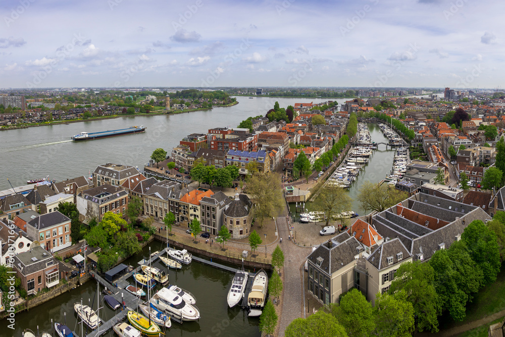 Uitzicht vanaf boven van de binnenstad van de stad Dordrecht, Nieuwe haven