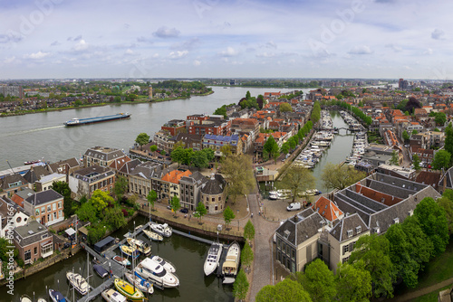 Tableau sur toile Uitzicht vanaf boven van de binnenstad van de stad Dordrecht, Nieuwe haven