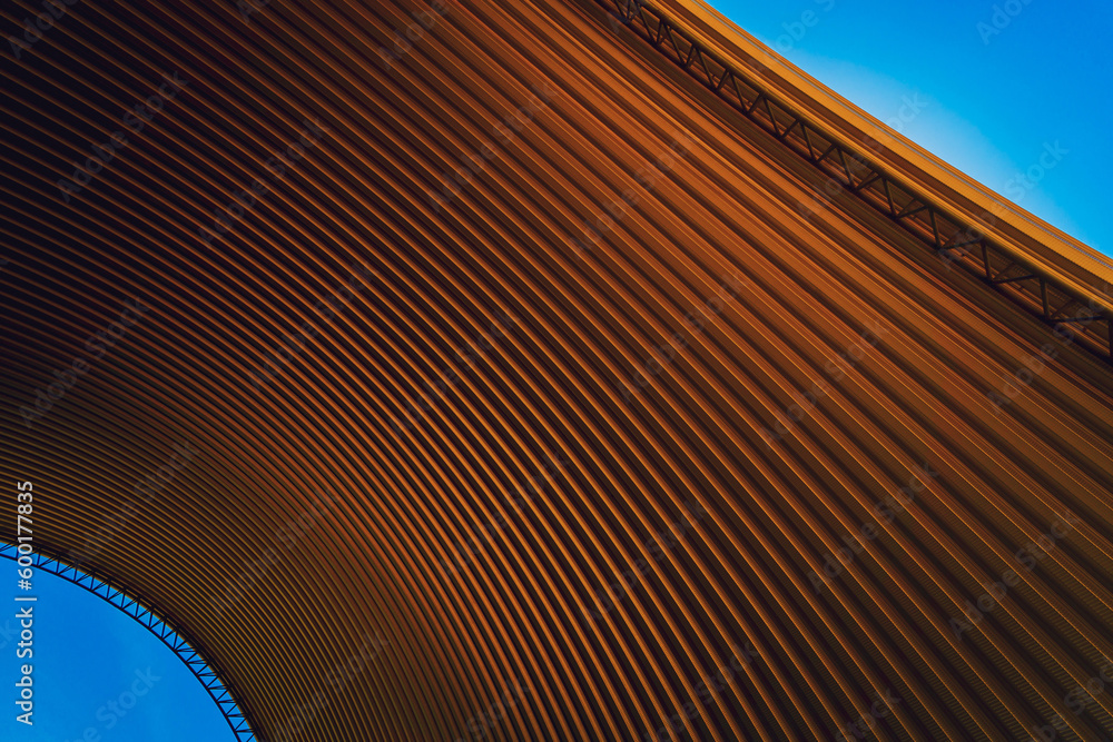 Obraz premium Abstract background spiral metal arch on blue sky