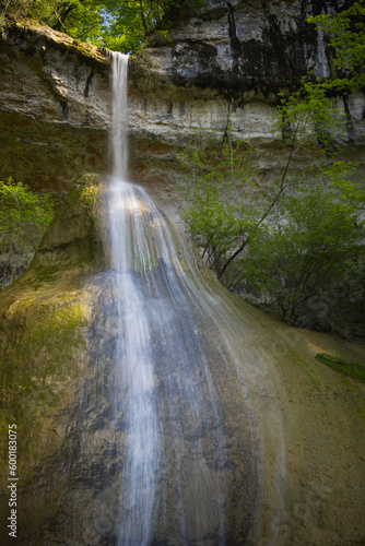 La cascade du Pain de Sucre est une imposante stalagmite de tuf de 20 mètres de haut dont la pointe est arrondie par la cascade de la Vézeronce qui l'arrose à Surjoux dans l'Ain photo