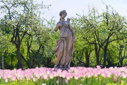 Obraz na płótnie Statue of Diana - goddess of wild animals and the hunt. Kazan Garden in Kolomenskoye. Moscow. Russia w salonie