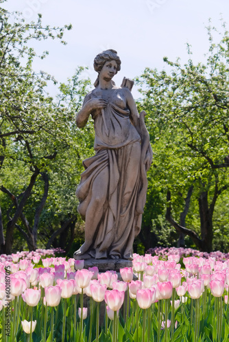Obraz na płótnie Statue of Diana - goddess of wild animals and the hunt. Kazan Garden in Kolomenskoye. Moscow. Russia w salonie