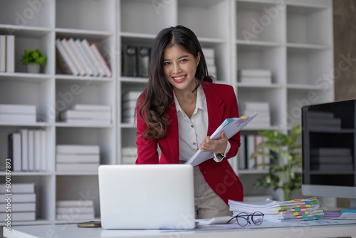 Foto Portrait of smile beautiful business asian woman suit working office desk computer