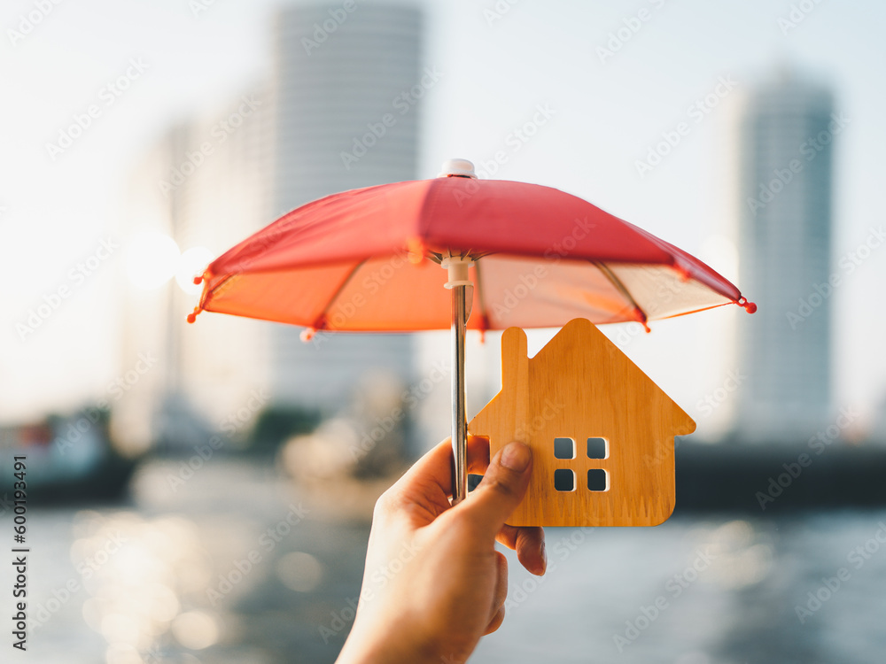 Foto de Wooden house model and real estate insurance ideas, individuals