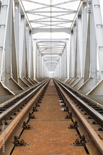 Fototapeta Naklejka Na Ścianę i Meble -  Żelazny most kolejowy nad rzeką