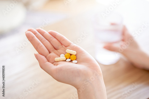薬を持つ女性の手元 photo