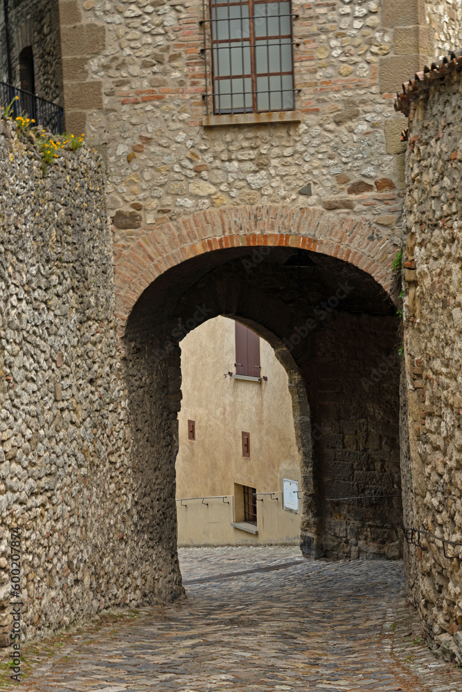 archway in Verucchio in Italy
