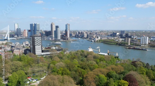 Vue panoramique aérienne du port de Rotterdam, plus grand port d'Europe, et les buildings qui l'entourent