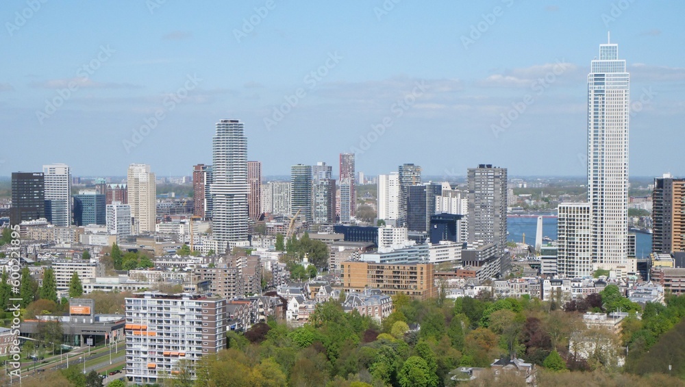 Vue panoramique et aérienne des grattes-ciel du centre de Rotterdam (Pays-BAs), depuis le port