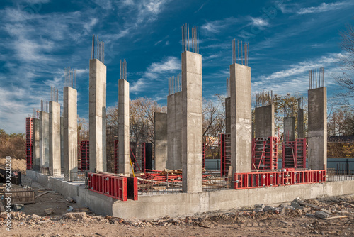 Monolithic structural elements and formwork of columns in housing construction