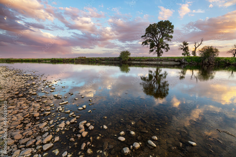 Naklejka premium Lake on sunset