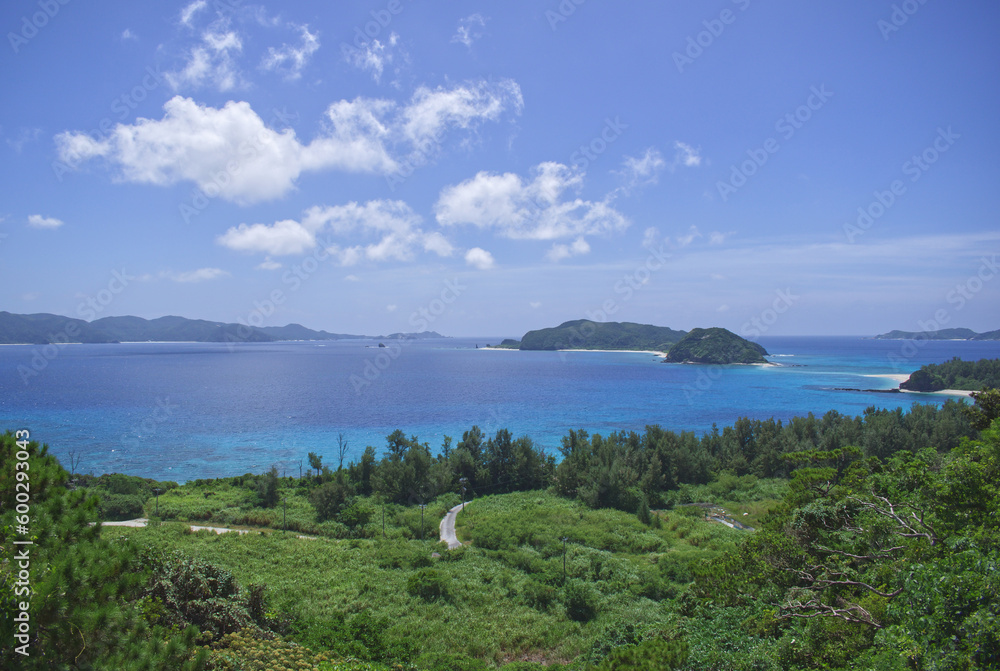 沖縄慶良間諸島座間味島の海。自然たっぷり。青い海と青い空。The sea of ​​Zamami Island, Kerama Islands, Okinawa. Full of nature. Blue sea and blue sky.