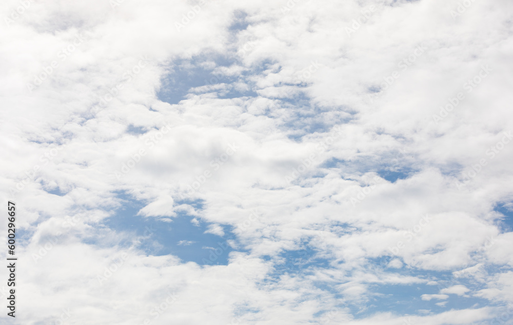 Obraz premium Blue sky covered with white clouds.