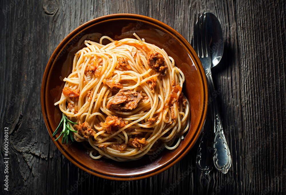 Fresh spaghetti wit tuna sauce overhead shoot - obrazy, fototapety, plakaty 