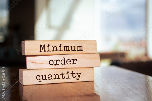 Plakat Wooden blocks with words 'Minimum order quantity'.