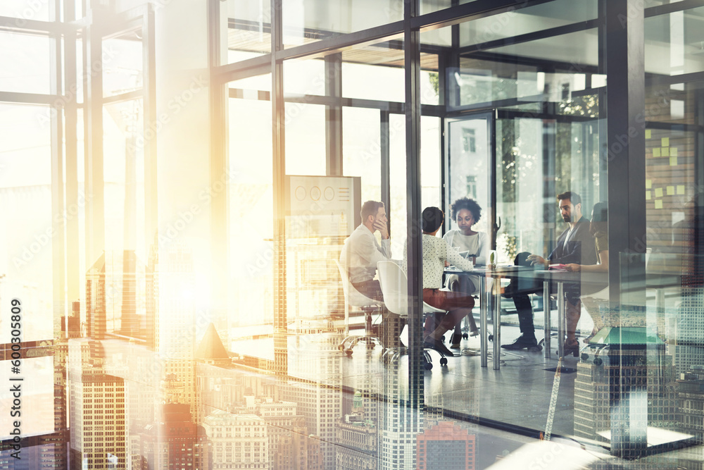 Obraz premium Business people, meeting and overlay with city, planning and urban development in the workplace. Staff, group or coworkers brainstorming, sunshine and share ideas with buildings, teamwork and growth