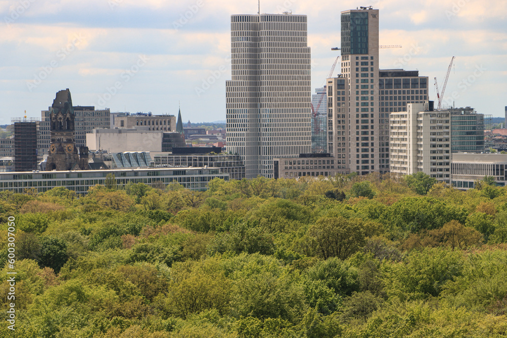 Frühling in Berlin; Blick von der Siegessäule zur City-West