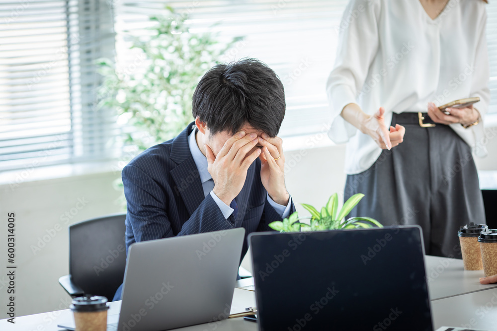 頭を抱えるビジネスマン　Business