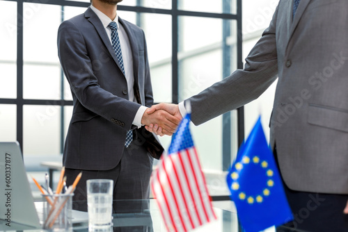 Foto European Union and American leaders shaking hands on a deal agreement
