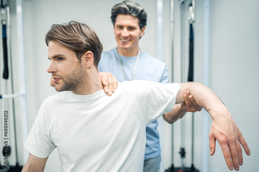 Obraz premium Male physical therapist working with a patient and looking invloved