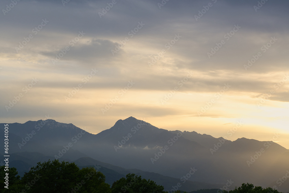 Obraz premium sunset over the mountains