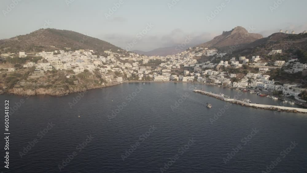 Vol de drone au-dessus d'un village grec vers la mer