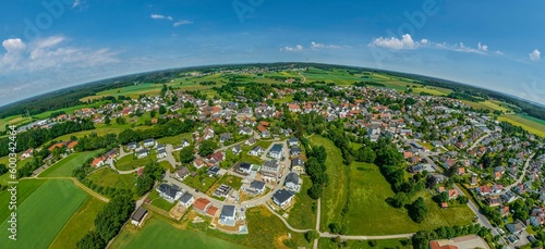 Panoramablick auf die Gemeinde Adelsried im Holzwinkel in Mittelschwaben
