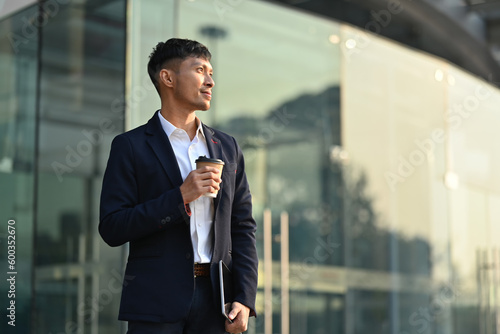 Foto Portrait of successful businessman holding takeaway coffee cup standing outdoor