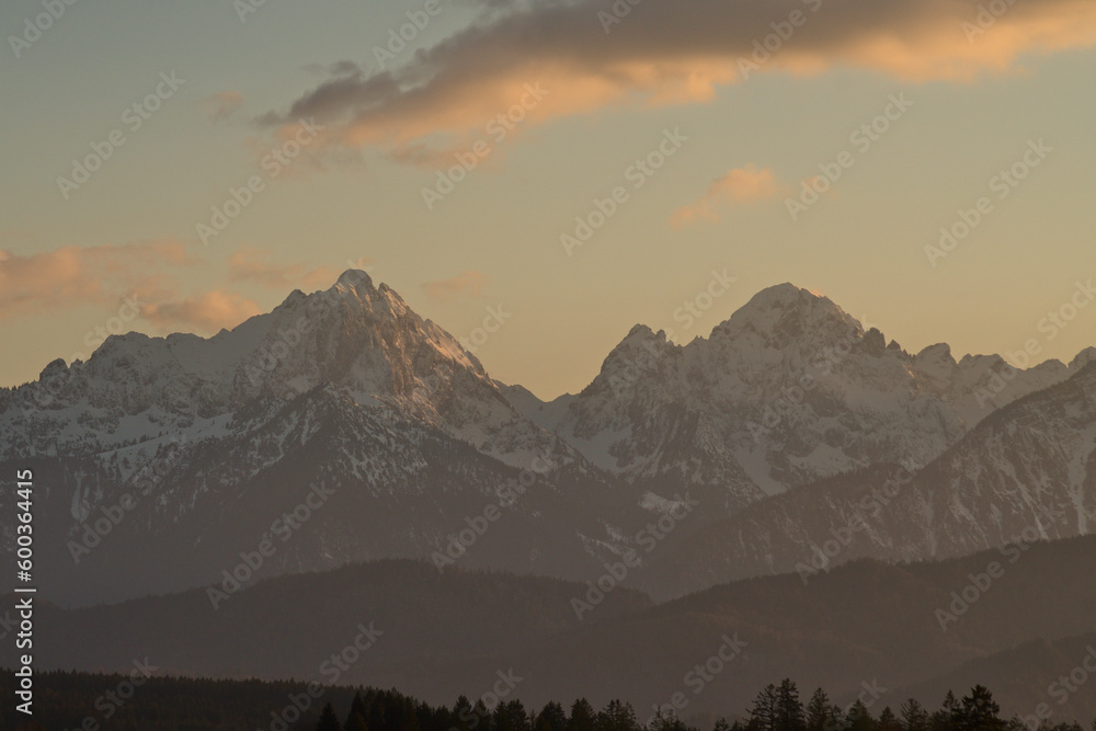 Alpy panorama widok z Buching o zachodzie słońca