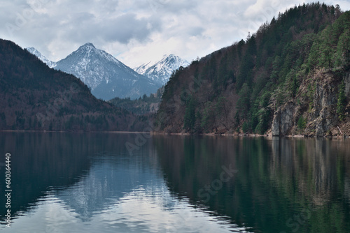 Widok na piękne alpejskie jezioro Alpsee