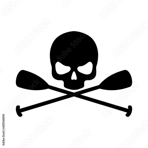 Logo club de piragüismo. Símbolo pirata con silueta de cráneo con remos cruzados de kayak, canoa o paddle surf