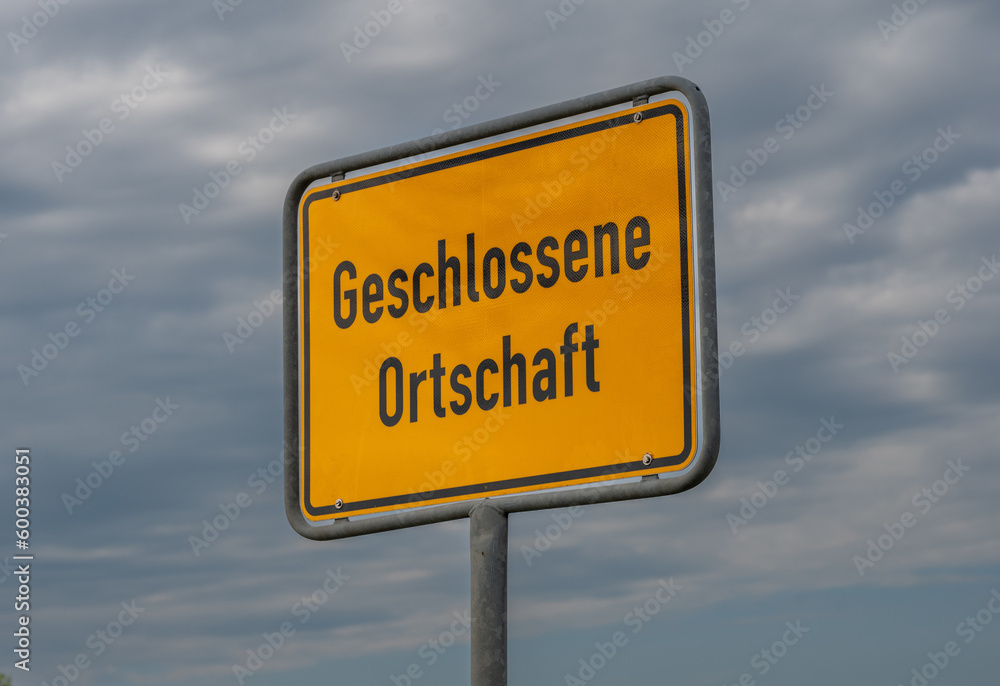 Ortseingangsschild in Deutschland mit der Beschriftung 