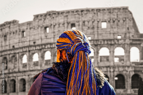 Obraz na plátně Femme portant des tresses devant le Colisée à Rome
