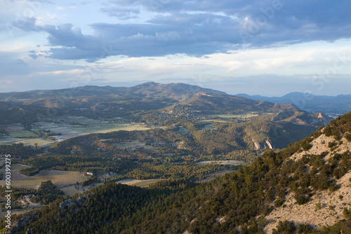 Paisaje con nubes de la Sierra de Mariola desde el parque Natural de la Fuente Roja en Alcoy, España