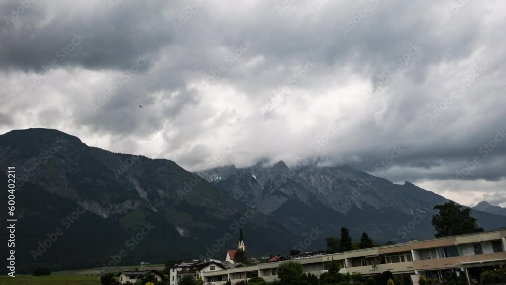 Zeitraffer von Gewitter Wolken mit Alpen in Hall in Tirol Österreich Zeitraffer von Gewitter Wolken mit Alpen in Hall in Tirol Österreich