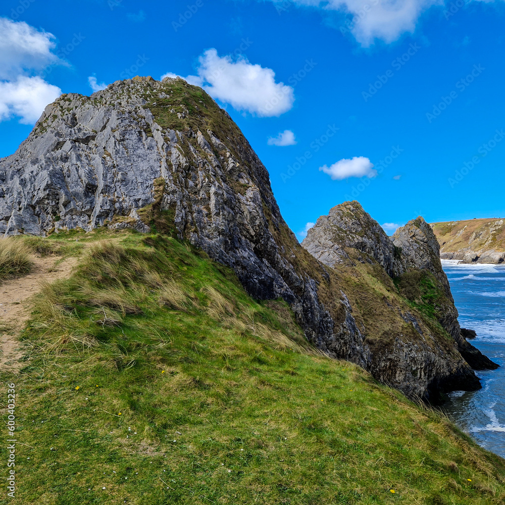 Obraz premium Three Cliffs Bay, a popular tourist destination located on the south coast of the Gower Peninsula in Wales.