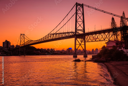 Fototapeta Naklejka Na Ścianę i Meble -  Hercilio luz bridge with warm sunset in Florianopolis