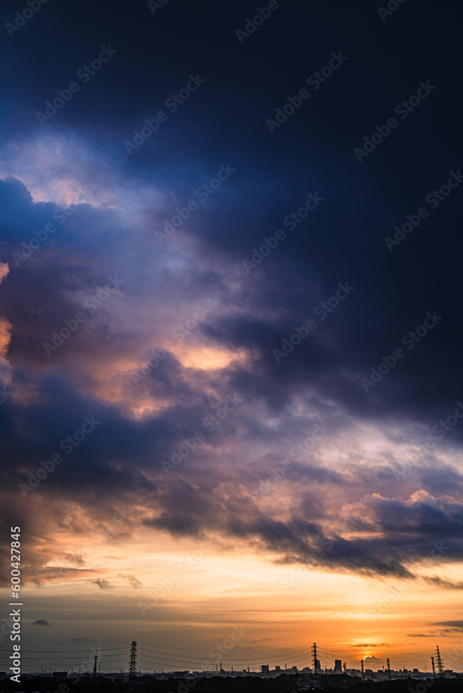 Fototapeta premium 夜明けに広がる雲の隙間から、朝日に透けて浮かび上がる積雲