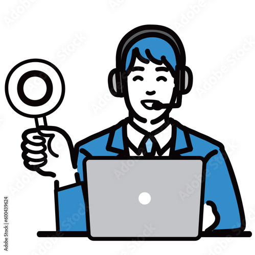 ラップトップの前に座ってマルの札を持って笑顔のオペレーターの若い男性
