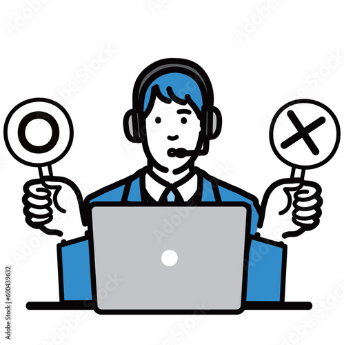 ラップトップの前に座ってマルバツの札を持って考えているオペレーターの若い男性
