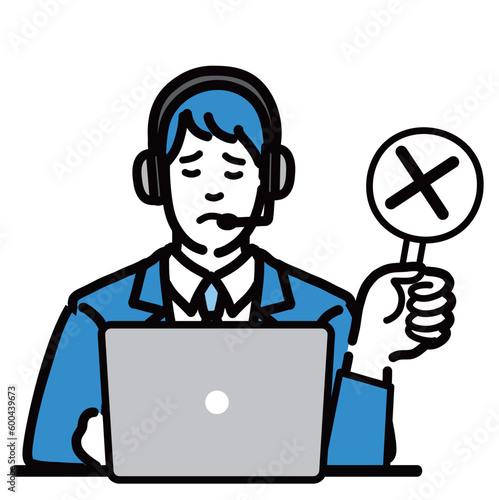 ラップトップの前に座ってバツの札を持って残念そうなオペレーターの若い男性
