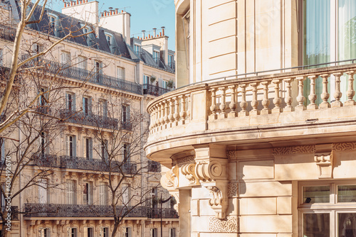 Sticker Façade d'immeuble haussmannien à Paris, cintrée avec balcon