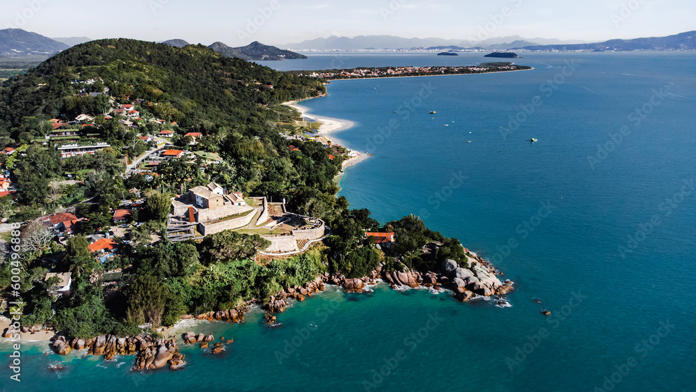 Fototapeta premium Paisagem Ilha Litoral Mar Natureza Praia Jurere Internacional Forte Norte Florianópolis Santa Catarina Floripa Oceano Atlântico Mata Atlântica Viagem Férias Viajar Verão Brasil Florianópolis Jurerê