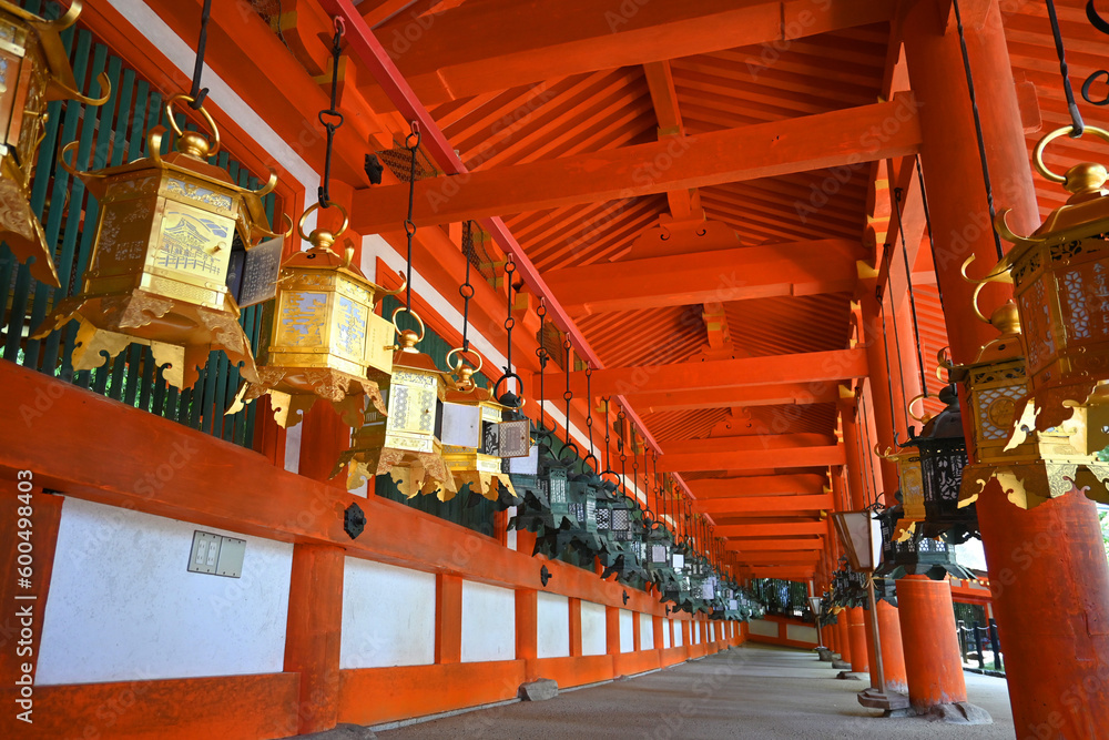 Fototapeta premium 奈良市 春日大社東回廊の美しい釣燈籠