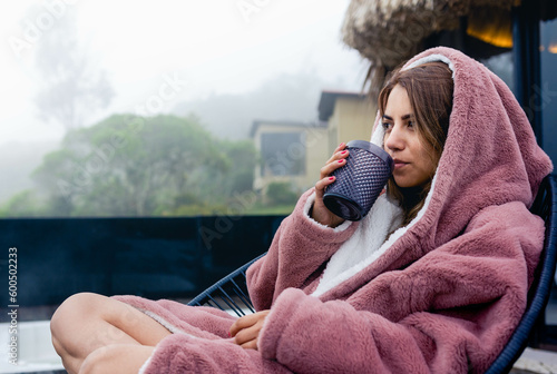 mujer despierta para ver el amanecer con bebida caliente photo
