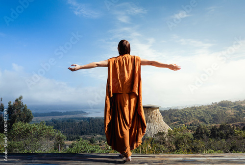 Картината върху платно Mujer de espalda con brazos abiertos, contemplando la naturaleza y el cielo